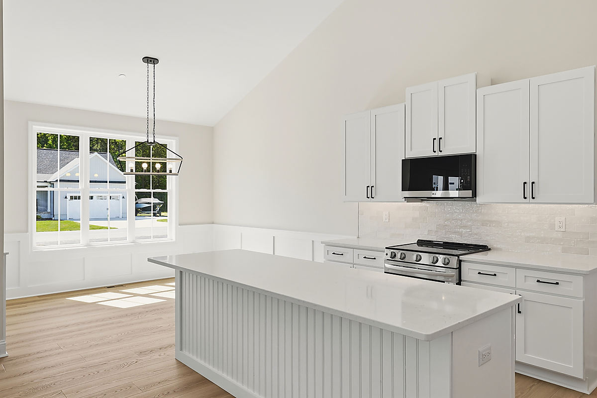 A coastal ranch in Berlin: a white kitchen with a quartz island