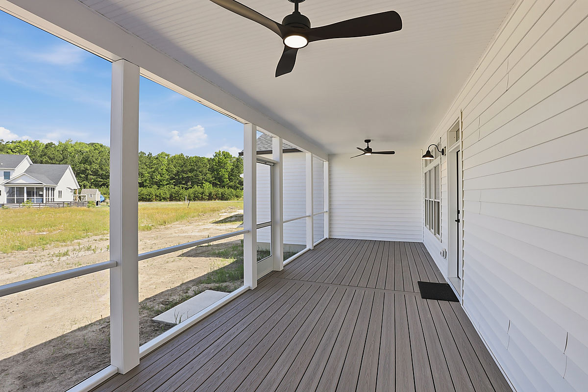 A coastal ranch in Berlin: a covered front porch