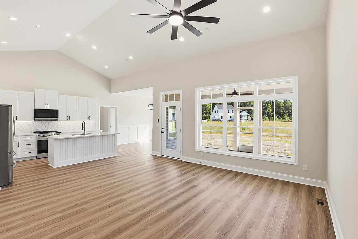 A coastal rancher in Berlin: a white kitchen with a center island