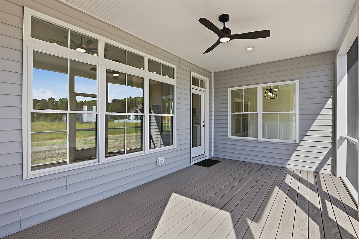 A coastal rancher in Berlin: a screened rear porch